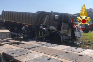incendio-camion-erba