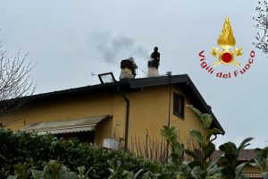 incendio-canna-fumaria-senna-comasco-vigili-fuocoù