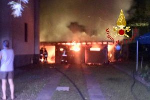 incendio-cantù-vigili-fuoco-1