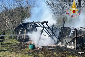incendio-capanno-gera-lario-vigili-fuoco