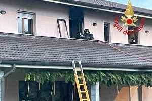 incendio-casa-fino-mornasco-vigili-fuoco