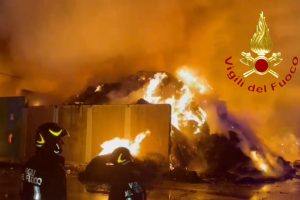 incendio-cermenate-azienda-rifiuti-vigili-fuoco-3