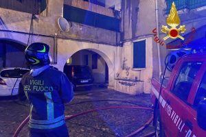 incendio-erba-vigili-fuoco-1