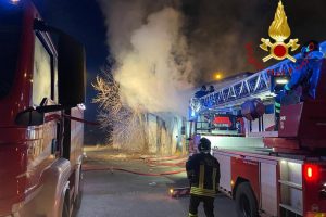 incendio-erba-vigili-fuoco
