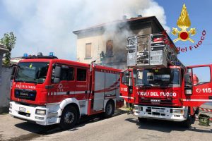 incendio-fenegrò-vigili-fuoco