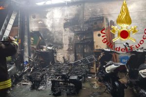 incendio-fuoco-offcina-cernobbio (1)