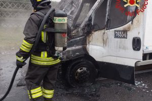 incendio-furgone-appiano-vigili-fuoco