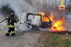 incendio-furgone-beregazzo-figliaro-vigili-fuoco