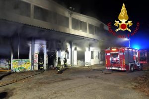 incendio-lurate-caccivio-capannone-vigili-fuoco