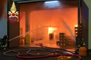 incendio-salice-novedrate-vigli-fuoco (6)