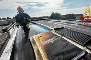 incendio-tetto-cirimido-vigili-del-fuoco (2)