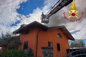 incendio-tetto-lurago-marinone-vigili-fuoco-2