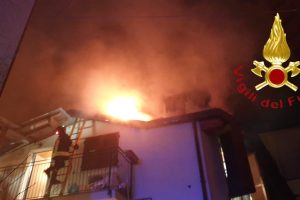 incendio-tetto-mariano-comense-vigili-fuoco-1