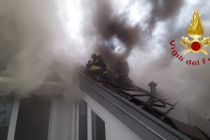 incendio-tetto-valmorea-vigili-fuoco (1)