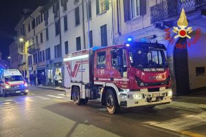 incendio-via-milano-como-vigili-fuoco