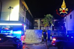 incendio-via-pascoli-como-vigili-fuoco