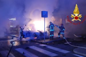 incidente-auto-incendio-cermenate-vigili-fuoco (1)