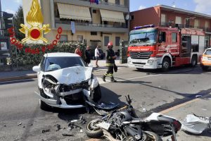 incidente-auto-moto-fino-mornasco-vigili-fuoco-1