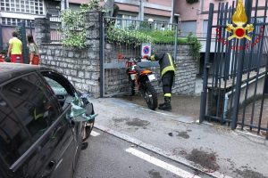 incidente-auto-moto-viale-varese-vigili-fuoco-1