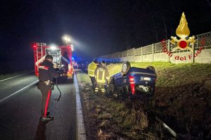 incidente-auto-ribaltata-cadorago-vigili-fuoco (1)