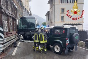 incidente-pullman-jeep-argegno-vigili-fuoco