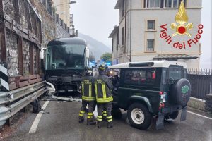 incidente-pullman-jeep-argegno-vigili-fuoco