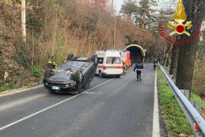 incidente-via-per-san-fermo-famiglia-vigili-fuoco-118