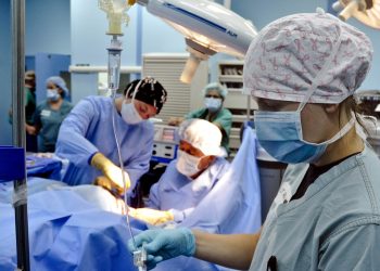 infermieri-medici-infermiere-infermiera-medico-sala-operatoria