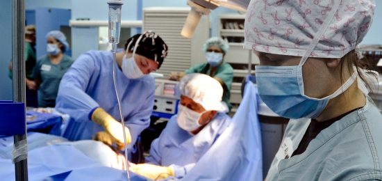 infermieri-medici-infermiere-infermiera-medico-sala-operatoria
