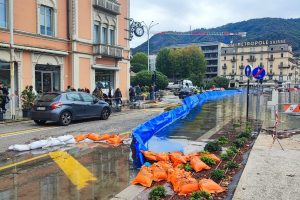 lago-esondazione-lungolago-paratie-auto-piazza-cavour (15)-1