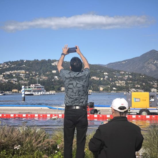 lago-esondazione-piazza-cavour-lungolago-paratie-turisti (3)