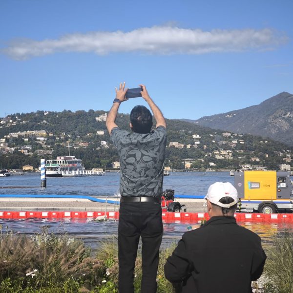 lago-esondazione-piazza-cavour-lungolago-paratie-turisti (3)