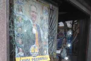 lega-fino-mornasco-vandali-sede (6)
