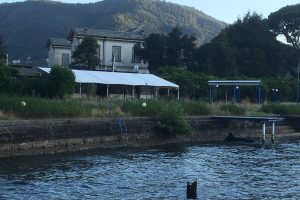 Piscina e Lido di viale Geno. L’infinita, durissima contesa tra la Como Nuoto e la Pallanuoto Como ha avuto un prezzo collettivo: ridurre la piscina di viale Geno a uno stagno, con la desolazione a fare da scenario tutto intorno (foto a destra). Ma viale Geno, purtroppo, custodisce un altro ex gioiello ora preda di abbandono e inevitabile degrado: l’ex Lido comunale (foto in fondo a destra) che a causa della mancata assegnazione dopo il primo bando comunale è in attesa di un nuovo gestore che nessuno sa quando arriverà davvero.