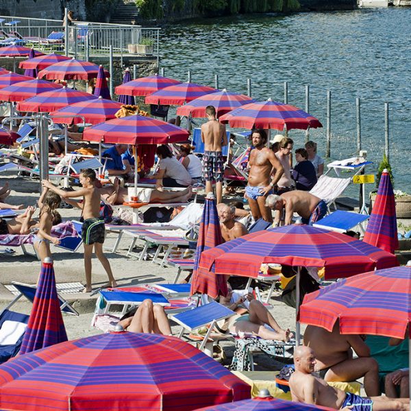 lido di Villa Olmo il giorno di Ferragosto                   ph: Carlo Pozzoni