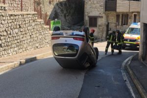 longone-segrino-auto-ribaltata-vigili-fuoco