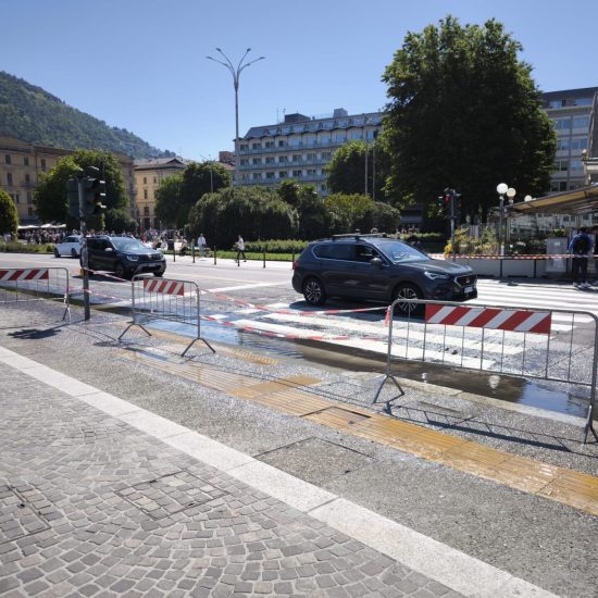 lungolago-allagato-piazza-cavour-transenne-suisse