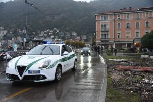 lungolago-esondazione-polizia-locale-piazza-cavour