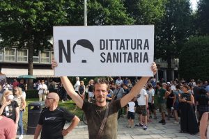 manifestazione-dittatura-sanitaria-piazza-cavour (4)