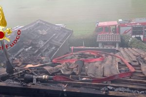 mansarda-incendio-rovello-porro-vigili-fuoco