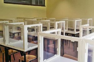 Un' aula del liceo artistico Giacomo e  Pio Manzù, dove sono già stati collocati dei divisori in plexiglass accanto a ciascun banco in modo da rispettare le regole del distanziamento sociale e permettere il rientro degli studenti nella scuola a settembre, Bergamo, 5 giugno 2020. ANSA/PER GENTILE CONCESSIONE DEL LICEO GIACOMO E PIO MANZU'