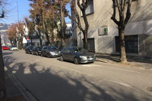 Auto in divieto in viale Masia