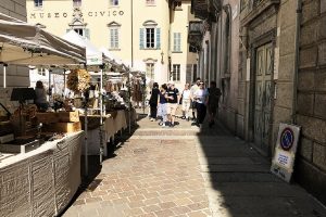 mercatino-piazza-medaglie-d-oro-via-giovio