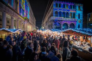 Como piazza Duomo cerimonia di accensione delle luci di Natale della Città dei Balocchi