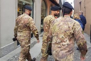 militari-soldati-como-
