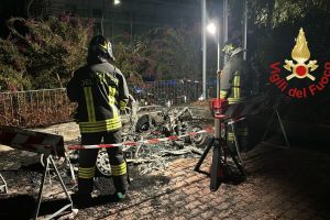 minicar-incendio-alserio-vigili-fuoco