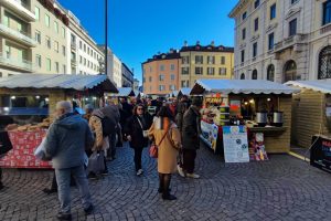 natale-a-como-mercatino-piazza-perretta (1)