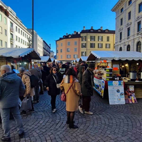 natale-a-como-mercatino-piazza-perretta (1)