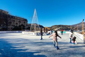 natale-a-como-pista-del-ghiaccio-piazza-cavour (3)