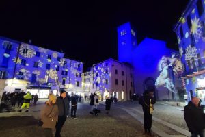 natale-luci-luminarie-proiezioni-albero (15)